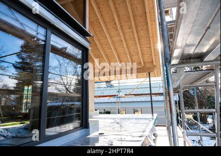 PRODUZIONE - 08 Febbraio 2022, Baden-Wuerttemberg, Schömberg: Un ponteggio è attaccato ad un nuovo edificio. Foto: Silas Stein/dpa Foto Stock