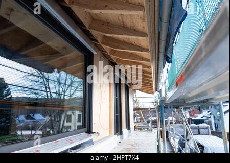 PRODUZIONE - 08 Febbraio 2022, Baden-Wuerttemberg, Schömberg: Un ponteggio è attaccato ad un nuovo edificio. Foto: Silas Stein/dpa Foto Stock