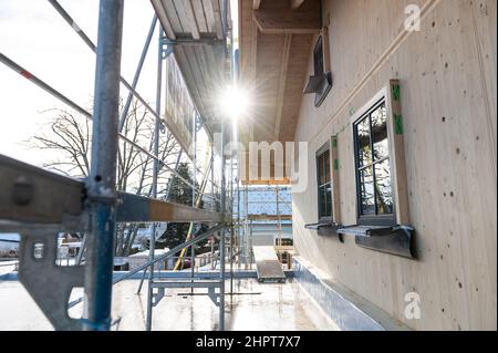 PRODUZIONE - 08 Febbraio 2022, Baden-Wuerttemberg, Schömberg: Il sole splende tra ponteggi e un nuovo edificio. Foto: Silas Stein/dpa Foto Stock