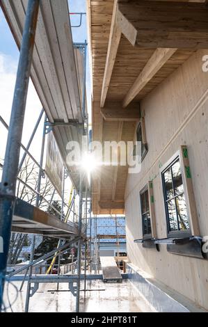 PRODUZIONE - 08 Febbraio 2022, Baden-Wuerttemberg, Schömberg: Il sole splende tra ponteggi e un nuovo edificio. Foto: Silas Stein/dpa Foto Stock