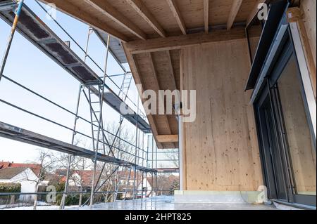 PRODUZIONE - 08 Febbraio 2022, Baden-Wuerttemberg, Schömberg: Un ponteggio è attaccato ad un nuovo edificio. Foto: Silas Stein/dpa Foto Stock