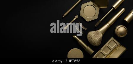 cosmetici decorativi dorati e prodotti di bellezza su sfondo nero. spazio copia banner Foto Stock