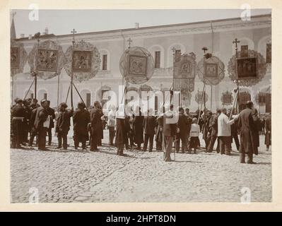 Foto d'epoca della processione della chiesa ortodossa russa nel Cremlino. Mosca, Impero Russo. 1898 Foto Stock