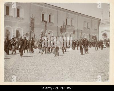 Foto d'epoca della processione della chiesa ortodossa russa nel Cremlino. Mosca, Impero Russo. 1890-1900. Foto Stock