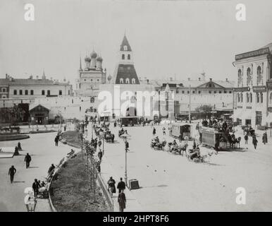 Foto del 19th secolo di Kitay-gorod. Piazza delle Porte di Ilyinka (Sant'Elia) con la cappella di Sergius di Radonezh e le Fondazioni della Chiesa di San Nicola Foto Stock