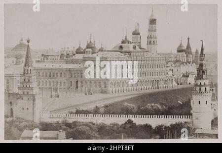 Foto d'epoca del Cremlino di Mosca. Torre Borovitskaya (a sinistra) Torre Vodovzvodnaya, palazzo imperiale, Ivan il Grande Campanile, Cattedrale Dormition An Foto Stock