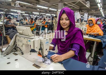 Dhaka, Bangladesh. 23rd Feb 2022. L'industria dell'abbigliamento pronto all'uso (RMG) è il pilastro di questa storia di successo economico: Il Bangladesh è oggi uno dei maggiori esportatori mondiali di abbigliamento, con il settore RMG che rappresenta il 84% delle esportazioni del Bangladesh. (Credit Image: © Mustasinur Rahman Alvi/ZUMA Press Wire) Foto Stock