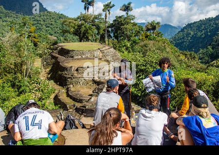 Una guida turistica che parla con un gruppo della Città perduta/Ciudad Perdida in Colombia Foto Stock