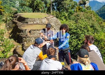 Una guida turistica che parla con un gruppo della Città perduta/Ciudad Perdida in Colombia Foto Stock