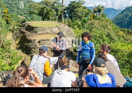 Una guida turistica che parla con un gruppo della Città perduta/Ciudad Perdida in Colombia Foto Stock