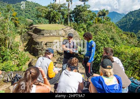 Una guida turistica che parla con un gruppo della Città perduta/Ciudad Perdida in Colombia Foto Stock