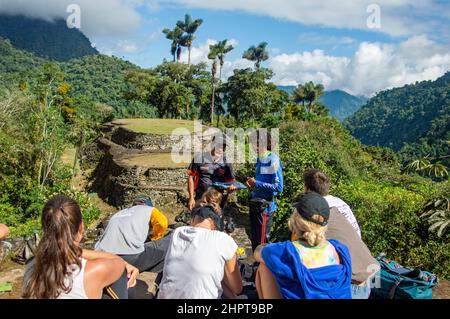 Una guida turistica che parla con un gruppo della Città perduta/Ciudad Perdida in Colombia Foto Stock