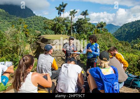 Una guida turistica che parla con un gruppo della Città perduta/Ciudad Perdida in Colombia Foto Stock