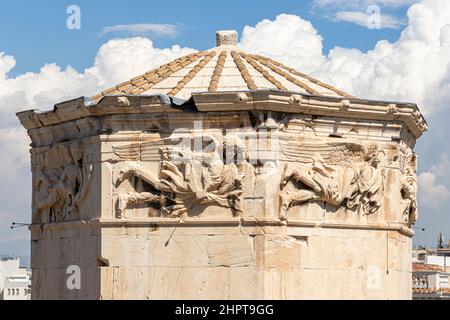 Atene, Grecia. La Torre dei Venti o l'Orologio di Andronikos Kyrrystes, una torre ottagonale in marmo pentelico nell'Agorà romana Foto Stock