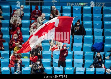 Pechino, Hebei, Cina. 18th Feb 2022. I tifosi canadesi mostrano il loro patrocinio durante la gara del programma Short Skating Pair Figure al Capital Indoor Stadium durante le Olimpiadi invernali di Pechino 2022 a Pechino, Hebei, Cina. (Credit Image: © Walter G. Arce Sr./ZUMA Press Wire) Foto Stock