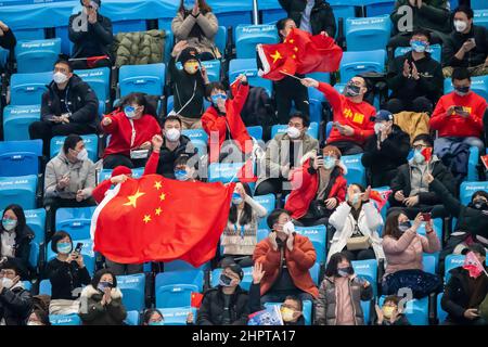 Pechino, Hebei, Cina. 18th Feb 2022. I tifosi cinesi mostrano il loro patrocinio durante la gara del programma Short Skating Pair Figure al Capital Indoor Stadium durante le Olimpiadi invernali di Pechino 2022 a Pechino, Hebei, Cina. (Credit Image: © Walter G. Arce Sr./ZUMA Press Wire) Foto Stock