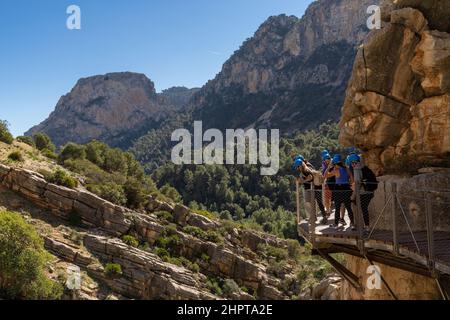 El Chorro, Spagna - 22 Febbraio, 2022: I turisti amano fare escursioni al Camino del Rey in una giornata invernale bautiful Foto Stock