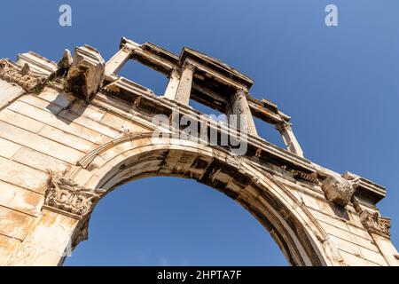 Atene, Grecia. L'Arco di Adriano o la porta di Adriano, una porta monumentale che assomiglia ad un arco trionfale romano Foto Stock