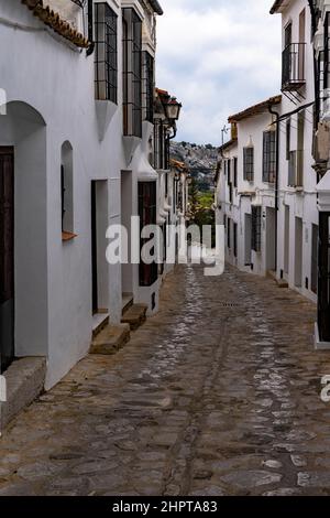 Grazalema, Spagna - 19 Febbraio, 2022: Vista delle stradine nel centro storico di Grazalema Foto Stock