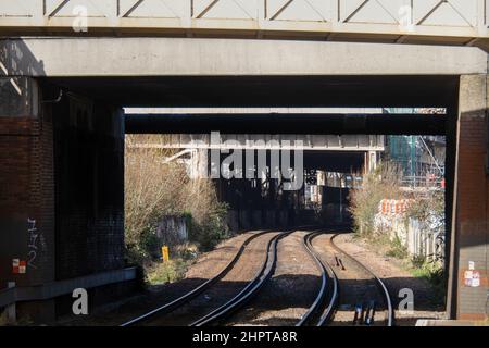 LONDRA, Regno Unito - FEBBRAIO 23 2022: Vista lungo i binari della stazione ferroviaria di West Brompton, London Overground. Foto Stock