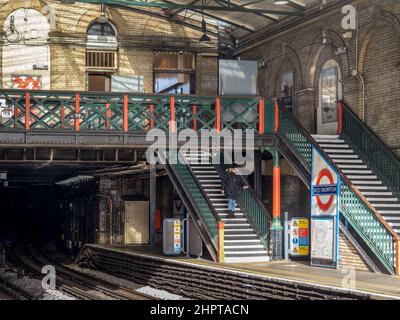 LONDRA, Regno Unito - FEBBRAIO 23 2022: Stazione ferroviaria West Brompton in una mattinata tranquilla. Londra fuori terra. Foto Stock