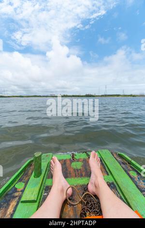 Giro in zattera alla foce del fiume dove l'acqua del fiume Ipojuca incontra l'acqua di mare nella regione della spiaggia di Camboa, Ipojuca - PE, Brasile. Focu Foto Stock