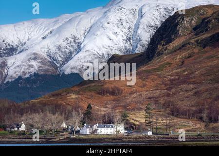 CINQUE SORELLE DELL'HOTEL KINTAIL GLEN SHIEL SCOTLAND KINTAIL LODGE SOTTO LA MONTAGNA INNEVATA Foto Stock