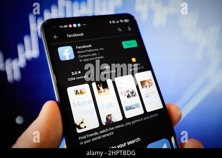 Varsavia, Polonia. 23rd Feb 2022. L'app Facebook è visibile sul negozio Google Play su un dispositivo mobile in questa illustrazione fotografica a Varsavia, in Polonia, il 23 febbraio 2022. (Foto di Jaap Arriens/Sipa USA) Credit: Sipa USA/Alamy Live News Foto Stock