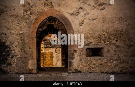 Porta nel Castello medievale di Beseno del 12th° secolo in Val di Lagarina in Trentino, nel nord-est dell'Italia. Il castello più grande della regione Foto Stock