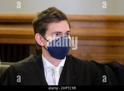 Lipsia, Germania. 23rd Feb 2022. Kevin Georg Rebentrost, avvocato nel processo di omicidio, siede in un tribunale della corte regionale. È avvocato difensivo per il convenuto nel processo di uccisione di una giovane madre nella foresta della pianura di Lipsia. Si ritiene che il convenuto di 31 anni abbia ucciso il suo ex partner nell'aprile 2020. Credit: dpa/dpa-Zentralbild/dpa/Alamy Live News Foto Stock