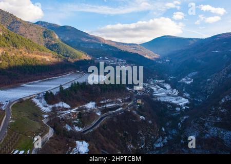 Dicembre paesaggio in Val di Lagarina, vicino a Besenello in Trentino, nord-est Italia Foto Stock