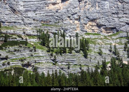 Stratificazioni rocciose sulle pareti di montagna nella valle di Fanes. Le Dolomiti di Ampezzo. Alpi Italiane. Foto Stock