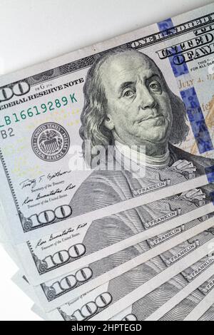 La valuta degli Stati Uniti, un pacchetto di cento dollari su sfondo bianco, USD primo piano foto Foto Stock