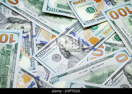 Un centinaio di dollari note copre una tabella. USD, la valuta ufficiale degli Stati Uniti, foto di sfondo finanziario Foto Stock