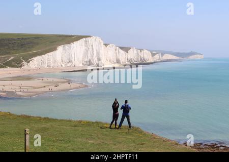 I turisti si fermano per scattare foto delle sette sorelle bianche scogliere di gesso in Sussex, Inghilterra Foto Stock