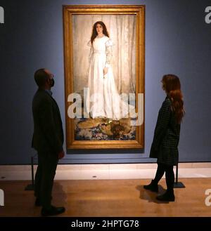 Donna di Whistler in bianco : Joanna Hiffernan è la prima mostra ad esaminare l'importante ruolo svolto dal modello irlandese Joanna Hiffernan nel stabilire la reputazione dell'artista americano James Abbott McNeill Whistler come uno degli artisti più influenti della fine del 19th secolo . Composta da oltre 70 opere , la mostra riunisce quasi tutte le raffigurazioni di Hiffernan di Whistler e comprende dipinti , stampe , disegni , e opere d'arte e effimera correlate . Foto Stock