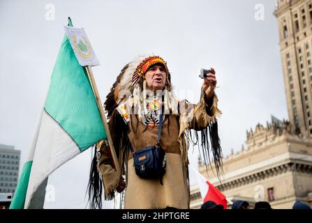 Varsavia, Polonia, 23/02/2022, proteste AgroUnia a Varsavia. "Siamo derubati del nostro lavoro" Una manifestazione organizzata da Agro Unia, un movimento che associa contadino e il suo leader Michał Kołodziejczak. I contadini che protestavano hanno bloccato le strade del centro di Varsavia e marciato fino all'ufficio del primo Ministro. Vogliamo un commercio normale e un lavoro duro perché siamo fatti per questo. Non vogliamo che il governo ci dia qualcosa, ma vogliamo guadagnare un reddito decente e non essere derubati, perché oggi siamo derubati del nostro lavoro - ha fatto appello a Kołodziejczak. Varsavia, Polonia il 23 febbraio 2022. Foto di Michal Zbikowski/ Foto Stock