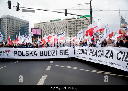 Varsavia, Polonia, 23/02/2022, proteste AgroUnia a Varsavia. "Siamo derubati del nostro lavoro" Una manifestazione organizzata da Agro Unia, un movimento che associa contadino e il suo leader Michał Kołodziejczak. I contadini che protestavano hanno bloccato le strade del centro di Varsavia e marciato fino all'ufficio del primo Ministro. Vogliamo un commercio normale e un lavoro duro perché siamo fatti per questo. Non vogliamo che il governo ci dia qualcosa, ma vogliamo guadagnare un reddito decente e non essere derubati, perché oggi siamo derubati del nostro lavoro - ha fatto appello a Kołodziejczak. Varsavia, Polonia il 23 febbraio 2022. Foto di Michal Zbikowski/ Foto Stock