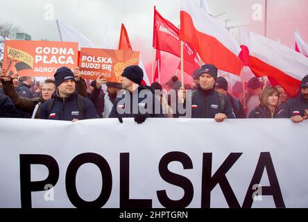 Varsavia, Polonia, 23/02/2022, proteste AgroUnia a Varsavia. "Siamo derubati del nostro lavoro" Una manifestazione organizzata da Agro Unia, un movimento che associa contadino e il suo leader Michał Kołodziejczak. I contadini che protestavano hanno bloccato le strade del centro di Varsavia e marciato fino all'ufficio del primo Ministro. Vogliamo un commercio normale e un lavoro duro perché siamo fatti per questo. Non vogliamo che il governo ci dia qualcosa, ma vogliamo guadagnare un reddito decente e non essere derubati, perché oggi siamo derubati del nostro lavoro - ha fatto appello a Kołodziejczak. Varsavia, Polonia il 23 febbraio 2022. Foto di Michal Zbikowski/ Foto Stock