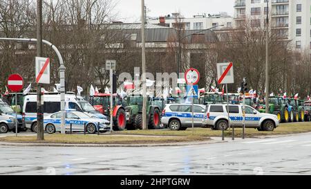 Varsavia, Polonia, 23/02/2022, proteste AgroUnia a Varsavia. "Siamo derubati del nostro lavoro" Una manifestazione organizzata da Agro Unia, un movimento che associa contadino e il suo leader Michał Kołodziejczak. I contadini che protestavano hanno bloccato le strade del centro di Varsavia e marciato fino all'ufficio del primo Ministro. Vogliamo un commercio normale e un lavoro duro perché siamo fatti per questo. Non vogliamo che il governo ci dia qualcosa, ma vogliamo guadagnare un reddito decente e non essere derubati, perché oggi siamo derubati del nostro lavoro - ha fatto appello a Kołodziejczak. Varsavia, Polonia il 23 febbraio 2022. Foto di Michal Zbikowski/ Foto Stock