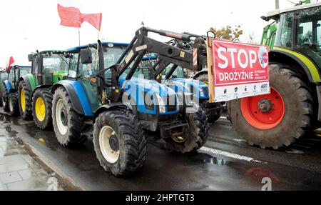 Varsavia, Polonia, 23/02/2022, proteste AgroUnia a Varsavia. "Siamo derubati del nostro lavoro" Una manifestazione organizzata da Agro Unia, un movimento che associa contadino e il suo leader Michał Kołodziejczak. I contadini che protestavano hanno bloccato le strade del centro di Varsavia e marciato fino all'ufficio del primo Ministro. Vogliamo un commercio normale e un lavoro duro perché siamo fatti per questo. Non vogliamo che il governo ci dia qualcosa, ma vogliamo guadagnare un reddito decente e non essere derubati, perché oggi siamo derubati del nostro lavoro - ha fatto appello a Kołodziejczak. Varsavia, Polonia il 23 febbraio 2022. Foto di Michal Zbikowski/ Foto Stock