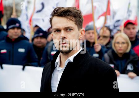 Varsavia, Polonia, 23/02/2022, proteste AgroUnia a Varsavia. "Siamo derubati del nostro lavoro" Una manifestazione organizzata da Agro Unia, un movimento che associa contadino e il suo leader Michał Kołodziejczak. I contadini che protestavano hanno bloccato le strade del centro di Varsavia e marciato fino all'ufficio del primo Ministro. Vogliamo un commercio normale e un lavoro duro perché siamo fatti per questo. Non vogliamo che il governo ci dia qualcosa, ma vogliamo guadagnare un reddito decente e non essere derubati, perché oggi siamo derubati del nostro lavoro - ha fatto appello a Kołodziejczak. Varsavia, Polonia il 23 febbraio 2022. Foto di Michal Zbikowski/ Foto Stock