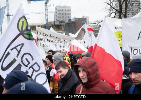 Varsavia, Polonia, 23/02/2022, proteste AgroUnia a Varsavia. "Siamo derubati del nostro lavoro" Una manifestazione organizzata da Agro Unia, un movimento che associa contadino e il suo leader Michał Kołodziejczak. I contadini che protestavano hanno bloccato le strade del centro di Varsavia e marciato fino all'ufficio del primo Ministro. Vogliamo un commercio normale e un lavoro duro perché siamo fatti per questo. Non vogliamo che il governo ci dia qualcosa, ma vogliamo guadagnare un reddito decente e non essere derubati, perché oggi siamo derubati del nostro lavoro - ha fatto appello a Kołodziejczak. Varsavia, Polonia il 23 febbraio 2022. Foto di Michal Zbikowski/ Foto Stock