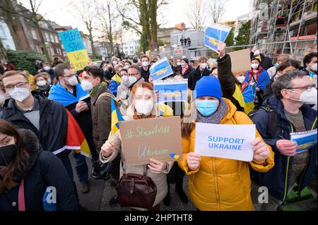 Amburgo, Germania. 23rd Feb 2022. I dimostranti visualizzano le etichette con la scritta '#StandWithUkraine' e 'Upport Ukraine'. Secondo la polizia, mercoledì ad Amburgo circa 200 persone si sono riunite di fronte al Consolato Generale russo per un raduno di solidarietà con l'Ucraina. Le organizzazioni giovanili di Amburgo del DOCUP, dei Verdi, della CDU e del FDP avevano chiesto il rally. Credit: Jonas Walzberg/dpa/Alamy Live News Foto Stock