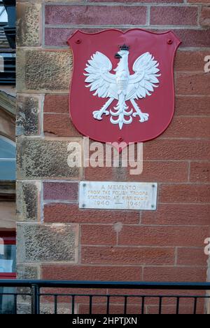 Primo piano Commemorative Polish National Coat of Arms Exterior Kirriemuir Town Hall Reform Street Kirriemuir Angus Scozia Regno Unito incoronato bianco Foto Stock