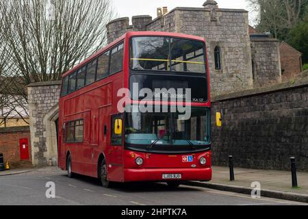 Windsor, Berkshire, Regno Unito. 23rd febbraio, 2022. Un autobus Rail Replacement parcheggiato fuori dal Castello di Windsor. Questa settimana si stanno svolgendo lavori di ingegneria sulla linea ferroviaria tra Windsor & Eton Riverside e Staines. Credit: Maureen McLean/Alamy Foto Stock