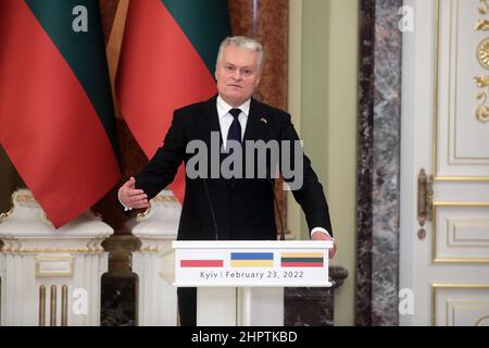 Non esclusiva: KIEV, UCRAINA - 23 FEBBRAIO 2022 - il Presidente della Repubblica di Lituania Gitanas Nauseda è raffigurato durante il suo incontro ufficiale con Foto Stock