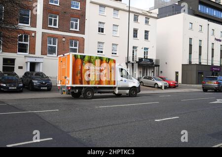 Sainsburys casa di consegna furgone guida su strada a Southampton Regno Unito. Foto Stock