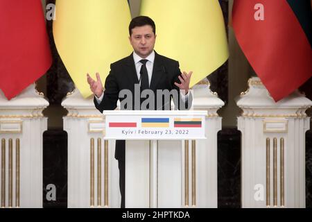 Non esclusiva: KYIV, UCRAINA - 23 FEBBRAIO 2022 - il Presidente dell'Ucraina Volodymyr Zelenskyy parla durante il suo incontro con il Presidente della Repubblica o Foto Stock