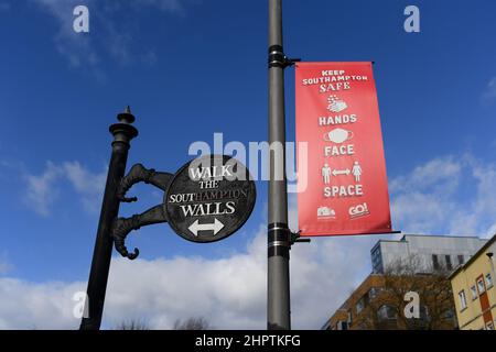 Covid-19 insegna di mantenere la sicurezza a Southampton UK Hampshire accanto a Walk Southampton Walls segno. Foto Stock